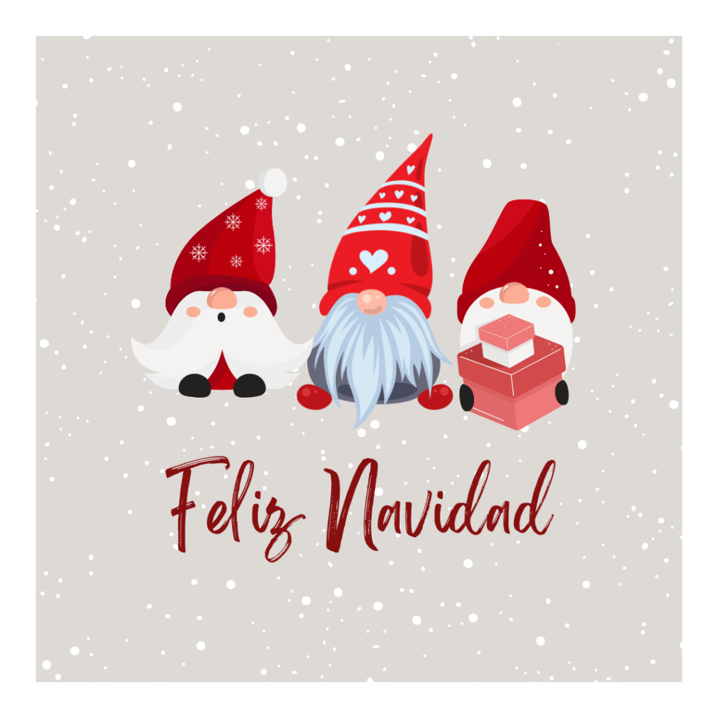 Tres gnomos navideños con gorros rojos y regalos bajo la nieve en Navidad 2025.